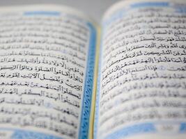 quran helig bok isolerat på vit bakgrund. helig quran är de helig bok av muslim. al quran foto