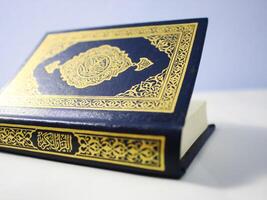 quran helig bok isolerat på vit bakgrund. helig quran är de helig bok av muslim. al quran foto