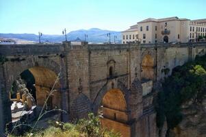 puente nuevo båge bro över de tajo klyfta på ronda by, Spanien. turist synpunkt klippa i ronda provins av Malaga, anda foto