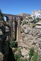 puente nuevo båge bro över de tajo klyfta på ronda by, Spanien. turist synpunkt klippa i ronda provins av Malaga, anda foto