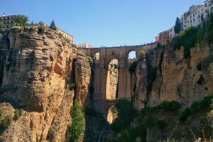 puente nuevo båge bro över de tajo klyfta på ronda by, Spanien. turist synpunkt klippa i ronda provins av Malaga, anda foto