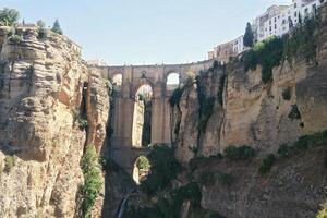 puente nuevo båge bro över de tajo klyfta på ronda by, Spanien. turist synpunkt klippa i ronda provins av Malaga, anda foto