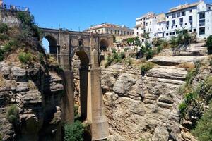 puente nuevo båge bro över de tajo klyfta på ronda by, Spanien. turist synpunkt klippa i ronda provins av Malaga, anda foto