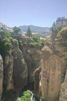 el tajo klyfta och dal i ronda. de klippor av de el tajo klyfta i andalusien, Spanien. antenn se av sten sten dal kanjon foto
