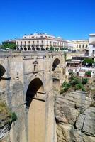 puente nuevo båge bro över de tajo klyfta på ronda by, Spanien. turist synpunkt klippa i ronda provins av Malaga, anda foto