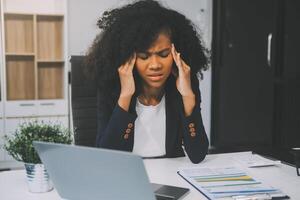 överarbetad affärskvinna påfrestning från arbete eller upprörd efter efterbehandling möte. emotionell tryck, påfrestning på arbete begrepp foto