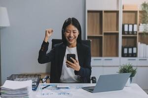 skön asiatisk flicka fira med bärbar dator, Framgång Lycklig utgör. e-handel, universitet utbildning, internet teknologi, eller börja små företag begrepp. modern kontor eller levande rum med kopia Plats foto