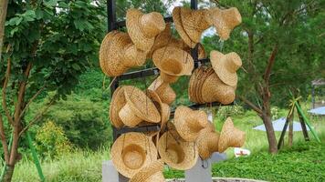 hängande korg hattar, hattar tillverkad från naturlig material, vass löv. sommar sugrör naturlig fiber vävd hatt. foto