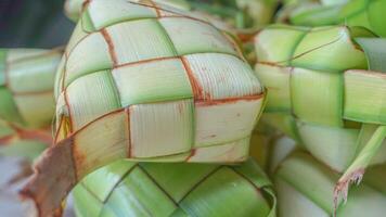 Ketupat eller ris klimp är indonesiska traditionell mat tjäna på eid foto