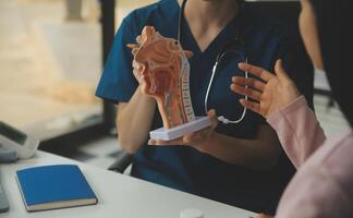 medicinskt test vaccin forskning och utveckling begrepp. forskare team i laboratorium studie och diagnos av sjukdomar för modell inre organ prov av antikropp. foto