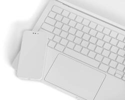 bärbar dator och telefon på vit bakgrund foto