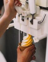 friska yoghurt is krämer med annorlunda pålägg foto