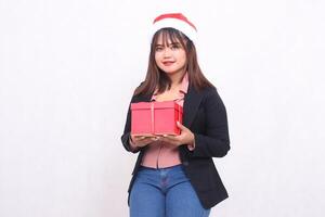 skön asiatisk flicka i glad kostym med santa claus hatt Framställ med jul gåva låda gåvor på vit bakgrund för befordran, reklam, baner, anslagstavla foto