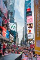 new york city, usa - 21 juni 2016. människor i yogans årliga koncentration på sommarsolståndet i Times Square, ikonisk symbol för new york city och Amerikas förenta stater foto