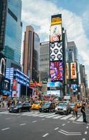 new york city, usa - 21 juni 2016. människor och berömda led-reklampaneler på Times Square, ikonisk symbol för new york city foto