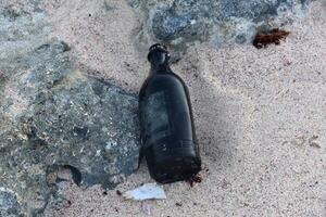 flaska hittades kasseras på en strand i de sand foto