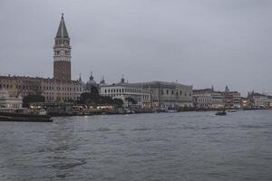 Venedig stad se i en molnig dag foto