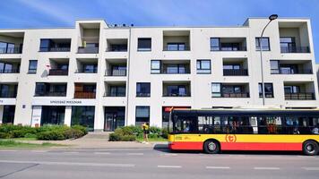 Warszawa, polen. 3 Maj 2024. modern buss stannade på en buss sluta. foto