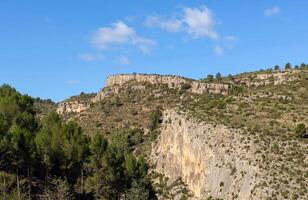 skön naturskön se av en berg med en klippa under en klar blå himmel foto