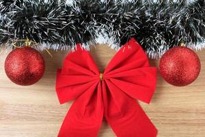 trä bakgrund, juldekoration med bollar och presenter, dekorativa trädgrenar foto