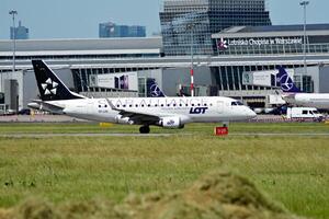 Warszawa, Polen. 8 juni 2018. Warszawa chopin flygplats. flygplan på de flygplats efter landning. foto