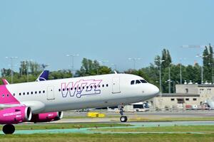 Warszawa polen. Maj 28, 2018. en passagerare plan tar av från de bana av chopin flygplats i Warszawa. foto