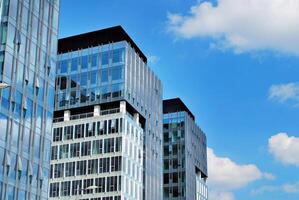 glas byggnad med transparent Fasad av de byggnad och blå himmel. strukturell glas vägg reflekterande blå himmel. abstrakt modern arkitektur fragment. samtida arkitektonisk bakgrund. foto