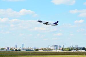 Warszawa polen. Maj 28, 2018. en passagerare plan tar av från de bana av chopin flygplats i Warszawa. foto