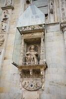 exteriör av de katedral i como stad, med italiensk arkitektonisk detaljer, skulptur, sten sniderier. lombardiet. Italien foto