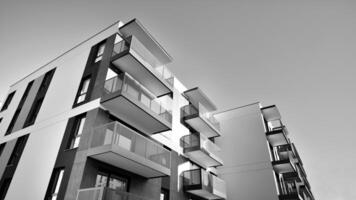 fragment av en Fasad av en byggnad med fönster och balkonger. modern lägenhet byggnader på en solig dag. Fasad av en modern lägenhet byggnad. svart och vit. foto