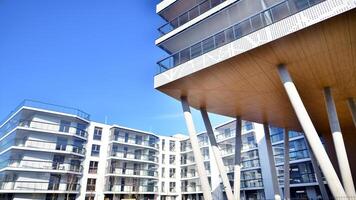 en lägenhet byggnad med en unik arkitektonisk lösning. en modern bostads- byggnad med en vit Fasad och stående på hög betong pelare. foto