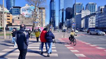 Warszawa, polen. 7 Mars 2024. folkmassan av människor korsning gata på trafik ljus zebra i de stad på rusa timme. livsstil i en stor stad i europa. foto