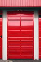 körsbär röd och vit garage metall dörr foto
