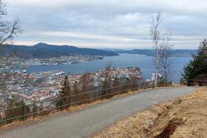 naturskön förbise av en kust stad med bergen och hav. foto