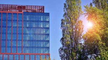 eco byggnad i modern stad begrepp. modern kontor byggnad med de färsk grön löv. foto