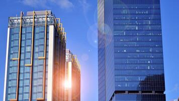 glas byggnad med transparent Fasad av de byggnad och blå himmel. strukturell glas vägg reflekterande blå himmel. abstrakt modern arkitektur fragment. samtida arkitektonisk bakgrund. foto