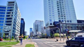 Warszawa, polen. 11 april 2024. bil trafik på rusa timme i stadens centrum område av de stad. stad Centrum med bilar och byggnader i de bakgrund. foto