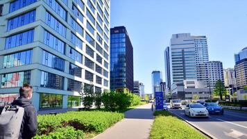 Warszawa, polen. 11 april 2024. bil trafik på rusa timme i stadens centrum område av de stad. stad Centrum med bilar och byggnader i de bakgrund. foto