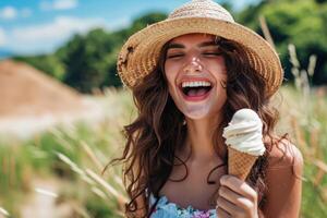 flicka turist skrattar och innehar is grädde på sommar semester på de gata. skön kvinna med lockigt lång hår i en strand hatt leende på sommartid. uppfriskande ljuv mat foto