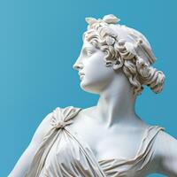 kvinna grekisk gammal skulptur med blå pastell bakgrund med kopia Plats. antik kvinna gudinna. flicka staty i profil. minimalistisk modern trendig y2k stil foto