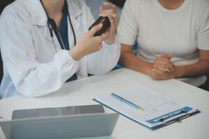 läkare använder sig av sphygmomanometer med stetoskop kontroll blod tryck till en patient i de sjukhus. foto