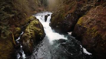 majestätisk vattenfall cascading ner moss-täckt stenar in i uppfriskande slå samman Nedan foto