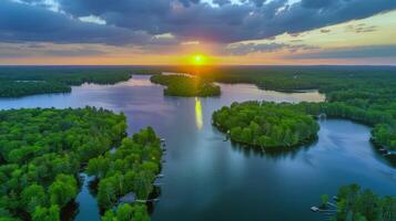 solnedgång över lugn sjö, gjutning värma glöd över de vatten och omgivande landskap foto