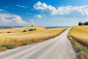 väg resa genom Land vägar, omgiven förbi fält av solkysst gröda i de höjd av sommar foto