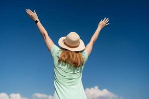 kvinna turist himmel. Lycklig resande kvinna i hatt åtnjuter semester Uppfostrad henne händer upp foto