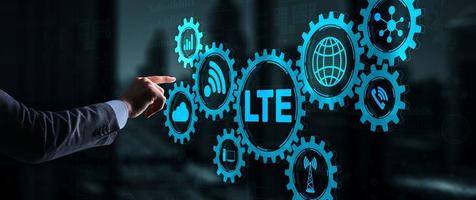 teknik internetföretag. ung affärsman pressar med ett finger lte foto