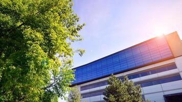 hållbar glas kontor byggnad med träd för minska kol dioxid. miljövänlig byggnad i modern stad. kontor med grön miljö. företags- byggnad minska co2. foto