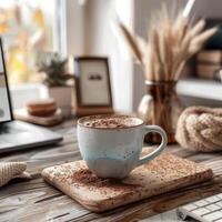 en cappuccino på en arbete tabell i en boho-stil kontor foto