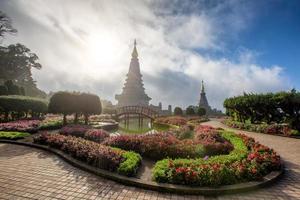 thailand chiang mai, doi inthanon buddhistisk stupa landmärke turism i norra thailand. vackra landskap Flygfoto. foto