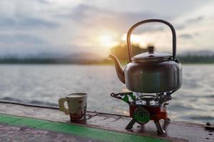 kaffetid och långsamt liv på morgonen soluppgång vattenkokare och kopp. foto